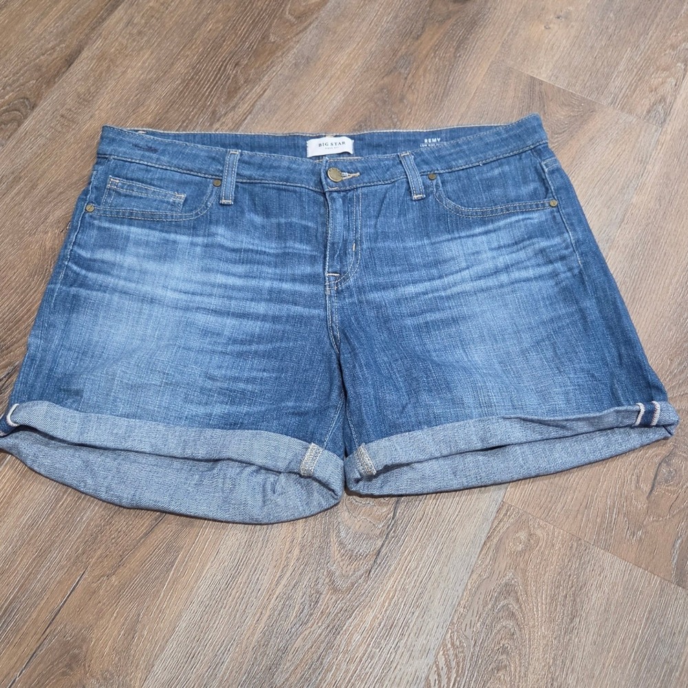 Big Star Remy Low Rise Denim Shorts Medium Wash Cuffed Size 33 NVWRESLDA